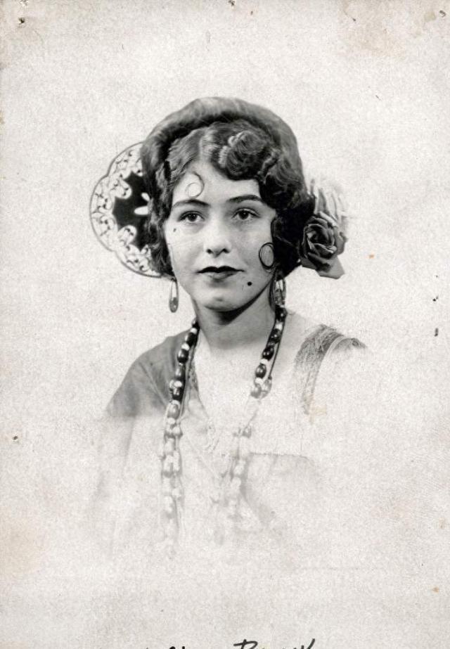 美国男子埃迪在整理祖母遗物时，心跳陡然加速，泛黄照片上，祖母维罗妮卡与一位东方男