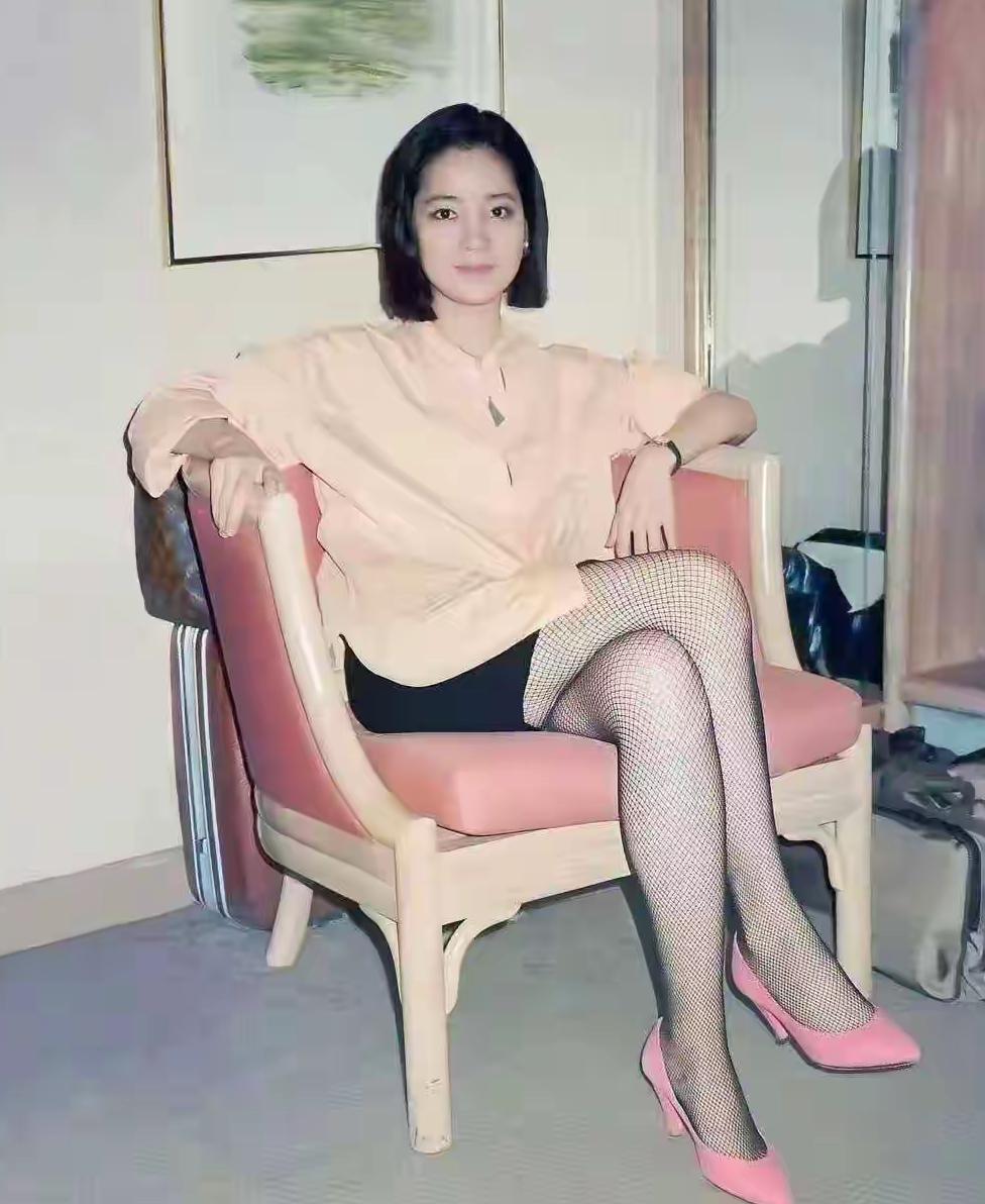 一晃多年，这位风靡八十年代的歌后早已离世！
老照片里的她风华绝代，歌声承载几代人