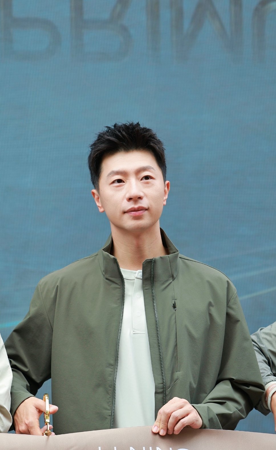 整个上海都在偶遇靳东马龙[给你小心心]靳东马龙上海街头同框路透镜头越怼脸越美丽的