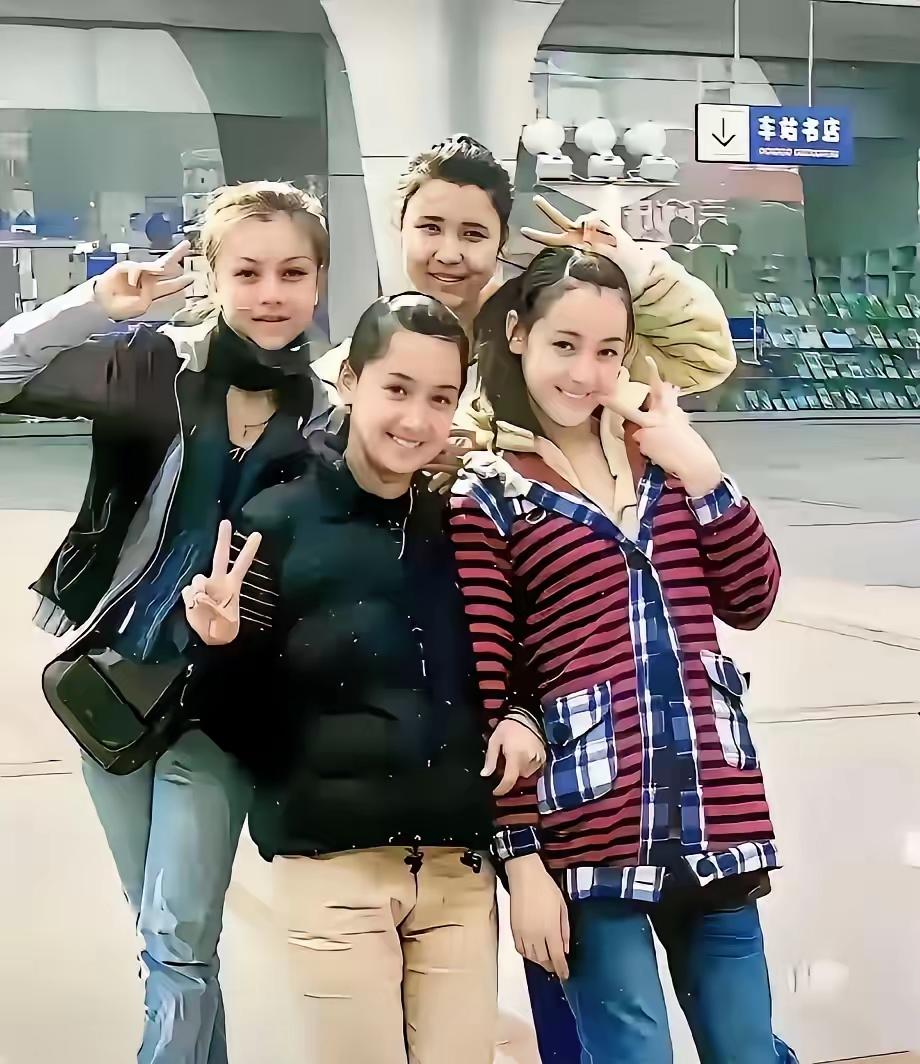 四位高中生，个个都漂亮。这里最美的就属迪丽热巴了。这姑娘，咋着马尾 ，双眼大爆皮