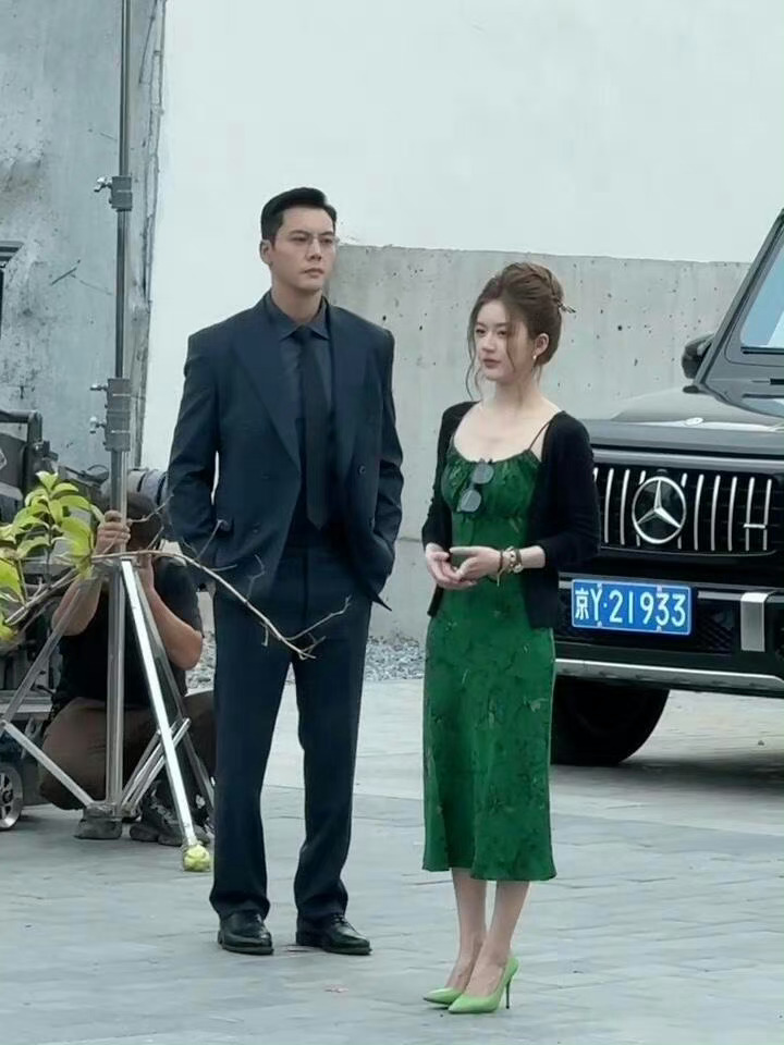 陈伟霆正在赵露思身边怎么有一种保镖的既视感？ ​​​