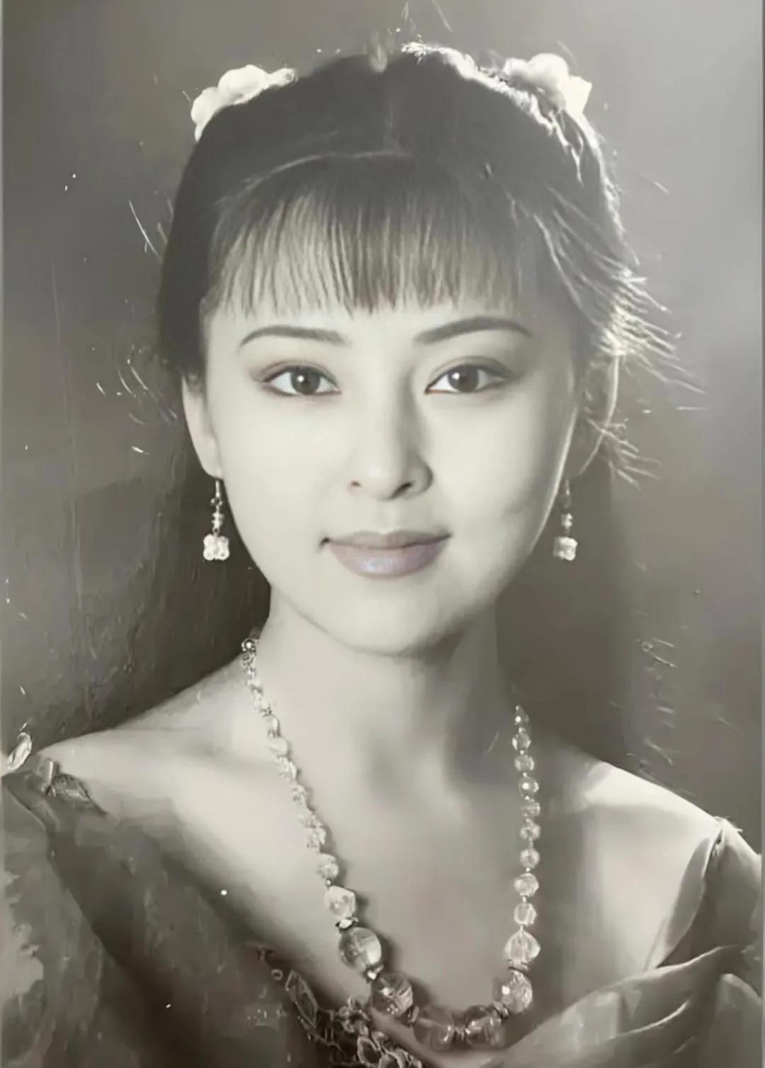 这位90年代红极一时的琼瑶剧女神，以温婉知性的气质征服观众。她那双会说话的大眼睛