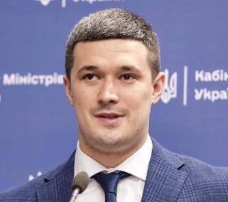 狠人呐？35岁的乌克兰国防部长米哈伊洛·费奥多罗夫发文说已决定解除国防部5名副部