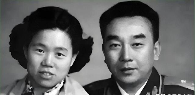 1942年，红军师长高烧40度被抬进延安，医生都摇头，23岁女护士却把他从鬼门关