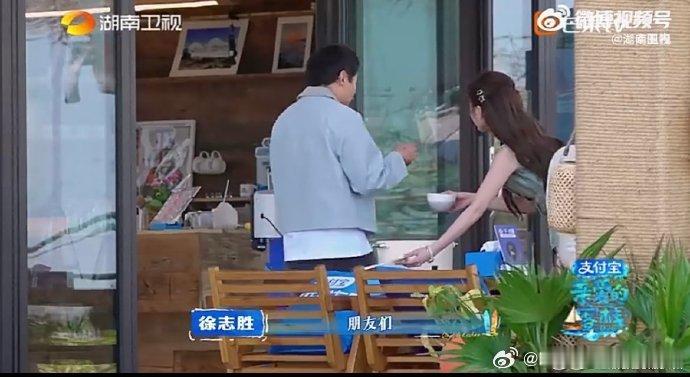 王鹤棣用方便面料熬高汤亲爱的客栈把普通调料包玩出新花样，创意十足又接地气，既搞笑