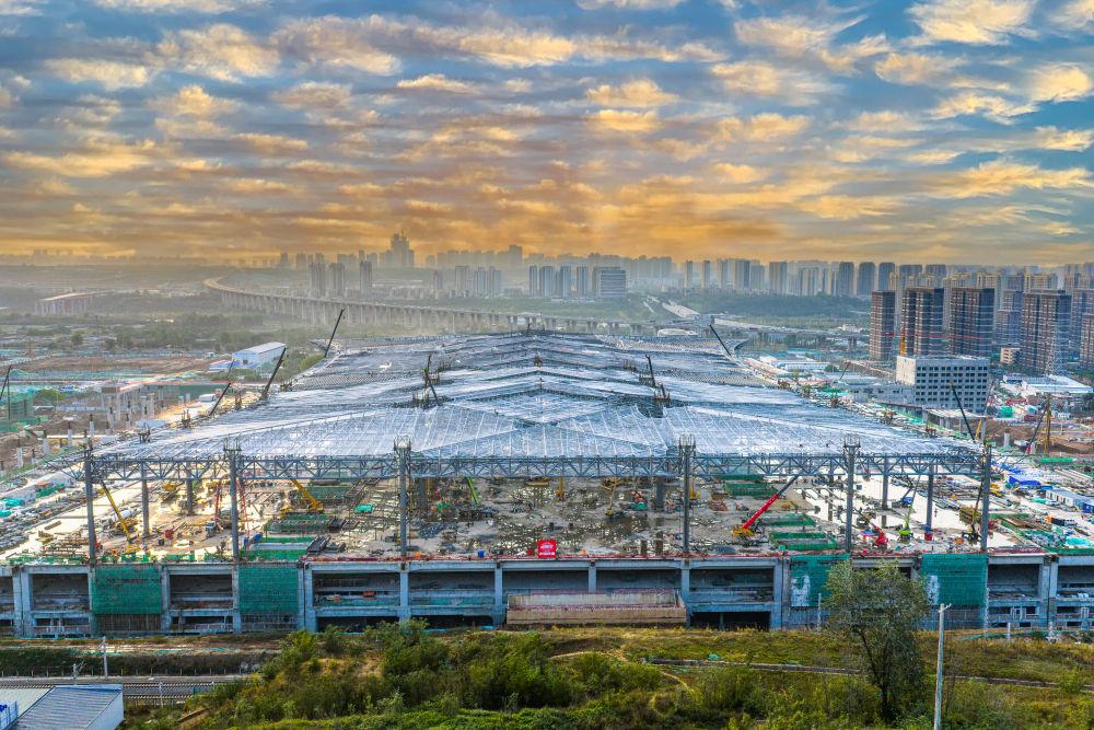 多图一睹完成主体结构封顶的西安东站，菱形屋面尽显“八百里秦川”气势。