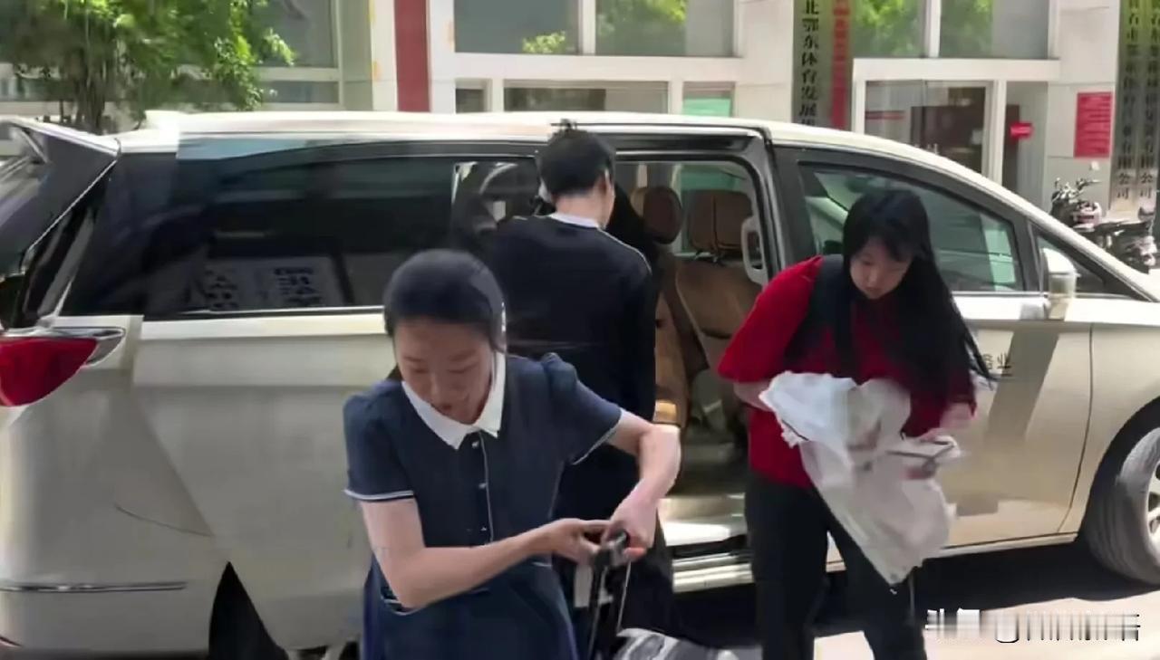 申裕斌已经抵达黄石基地俱乐部了。
申裕斌也要打乒超第二阶段的比赛，昨天下午申裕斌