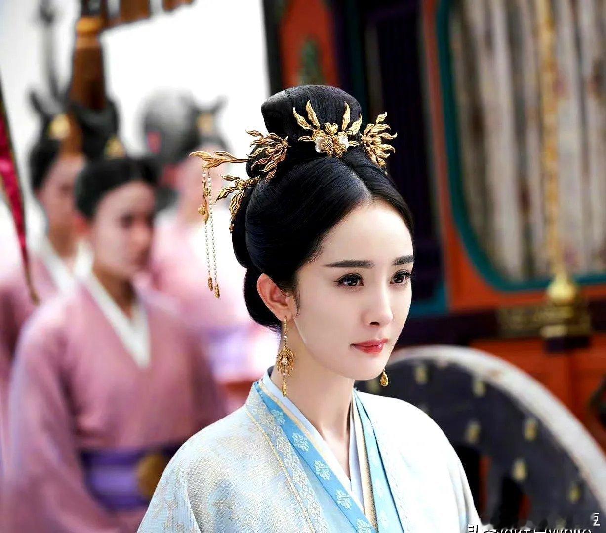 1月15日这名单一出，算是把影视圈的“拜高踩低”演活了。《江山大同》这局，杨幂稳