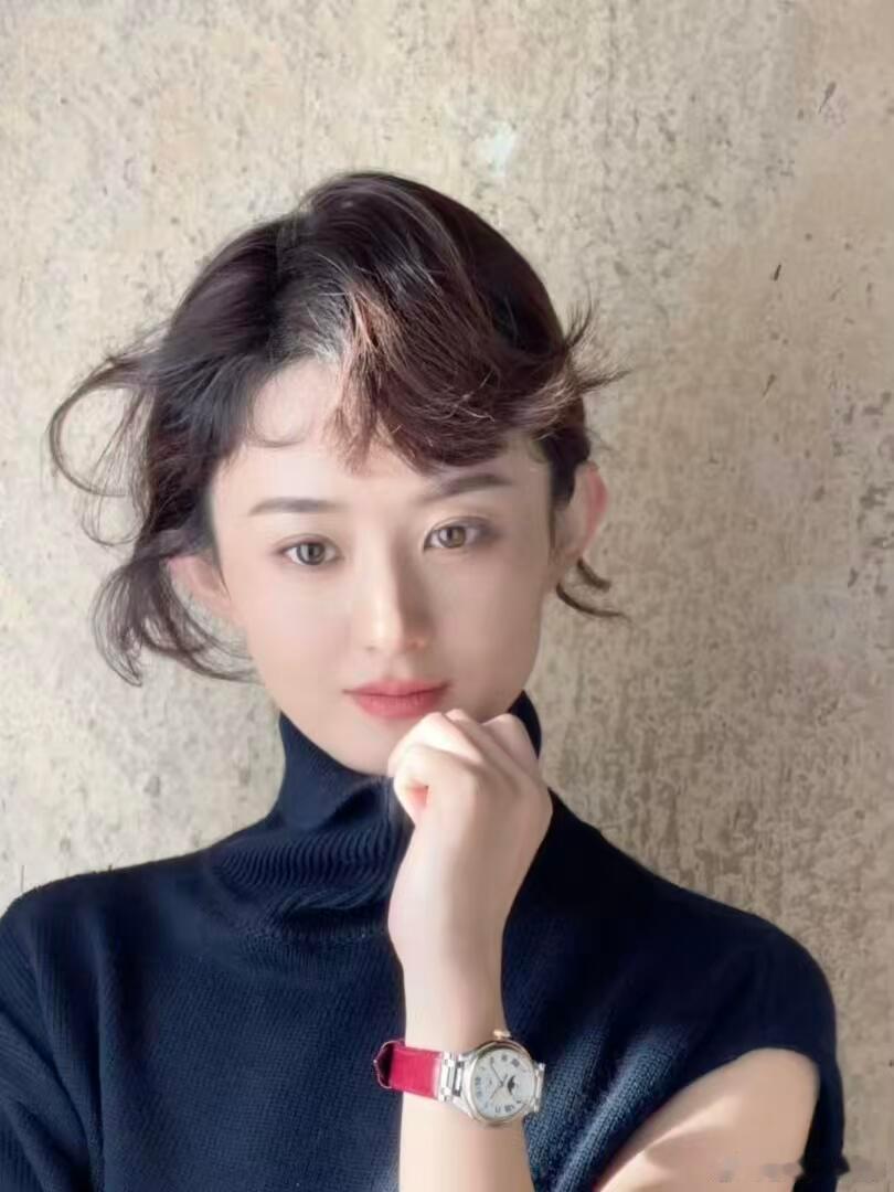 短发配黑衫，清冷又高级，赵丽颖这颜值鲨疯了。 