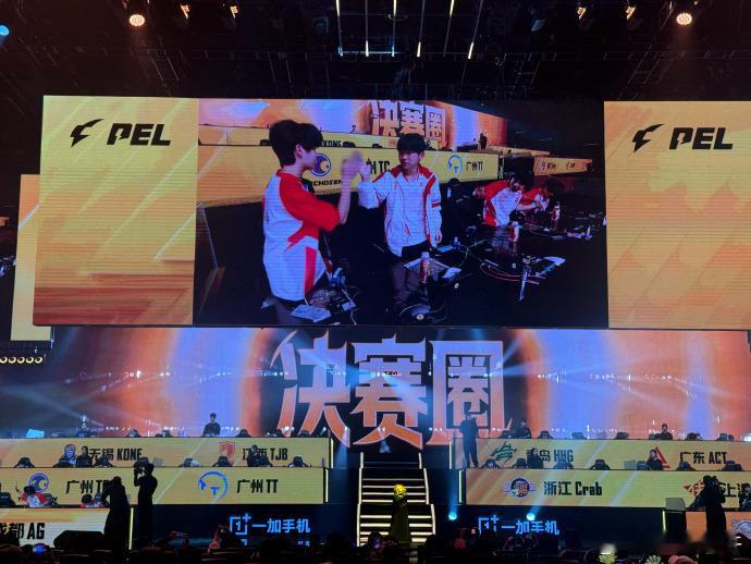 AG关键一鸡 终于！AG熬过了连续鸡屁股的可惜局，终于在关键场次圆梦吃鸡，队伍的