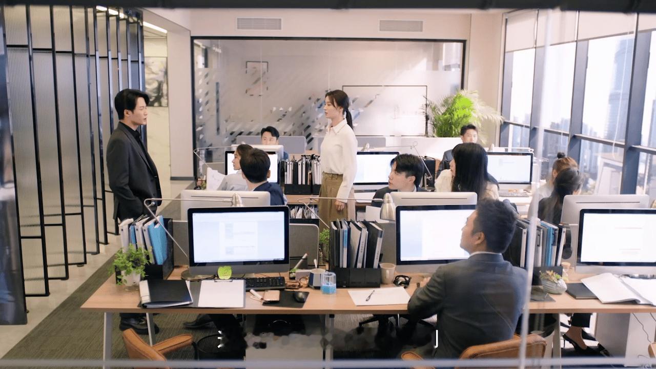 檀健次王楚然新剧抢一个煎饼吃 王楚然护煎饼时灵动鲜活，檀健次抢食时傲娇别扭，两人