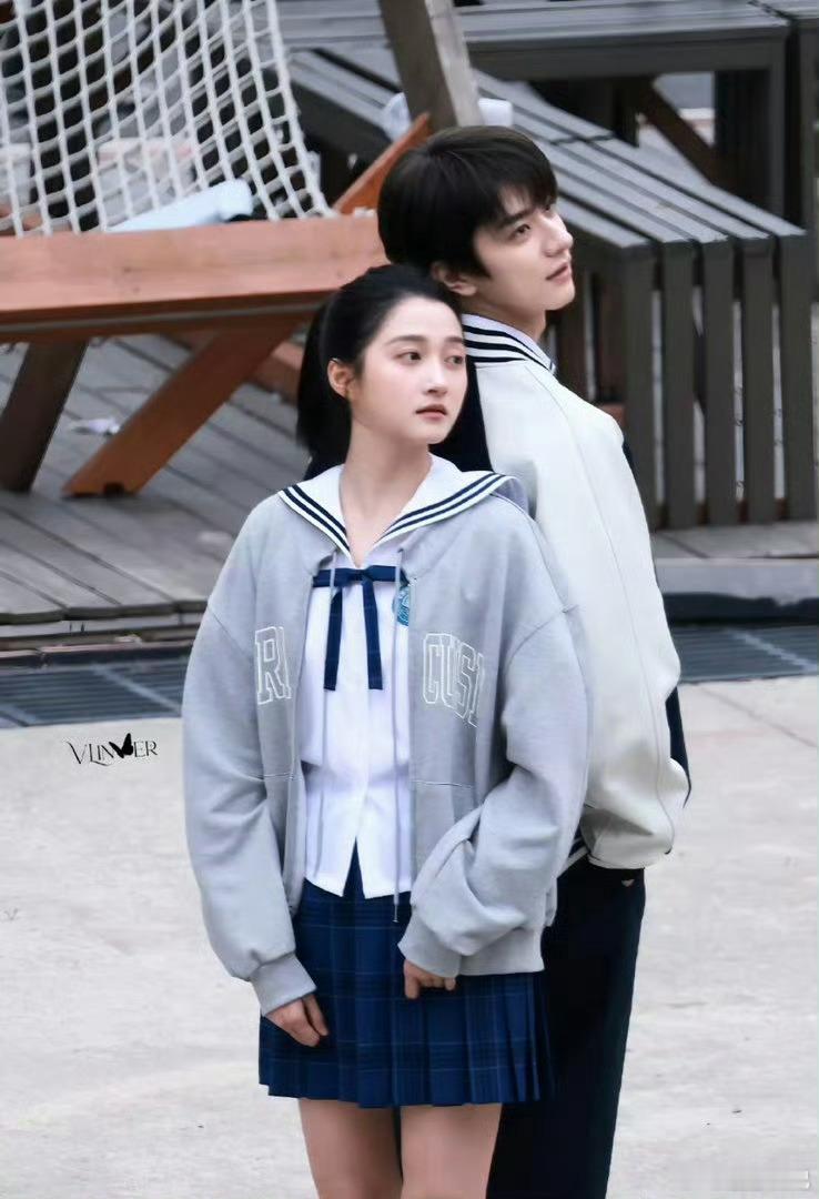 一部全是腿的剧开机了导演是有一些选角的功夫在身上的，对大家的眼睛很好，满屏都是腿