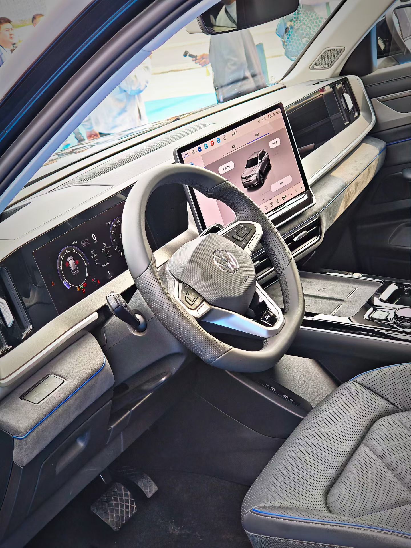 一汽大众的油车很稳盘，但是今天FAW必须发布新能源，而且要逆流而上。百家车坛一汽