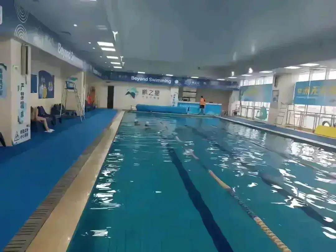 我闲暇之余最喜欢的运动就是游泳了，而且我个人觉得蛙泳好学，先学会憋气，在调整好自