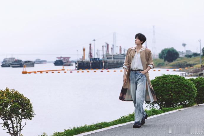 展轩周末营业照展轩风衣  展轩周末营业照，展轩风衣造型满分帅气的美拉德轩上线，一