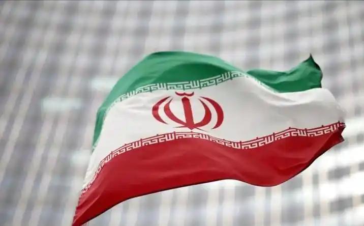 伊朗这回可是把“兵不厌诈”玩明白了。前脚刚要死要活要把霍尔木兹海峡封死，搞得全球