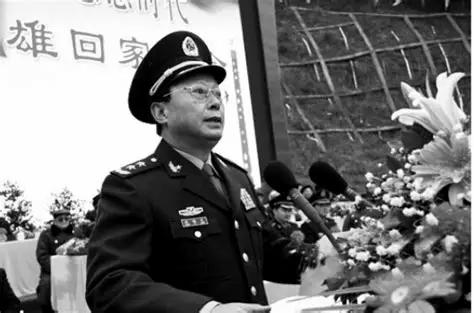 2001年，段禄定政委在湖南军人表彰大会上说过最经典的一句话，对刚提升的师团职干