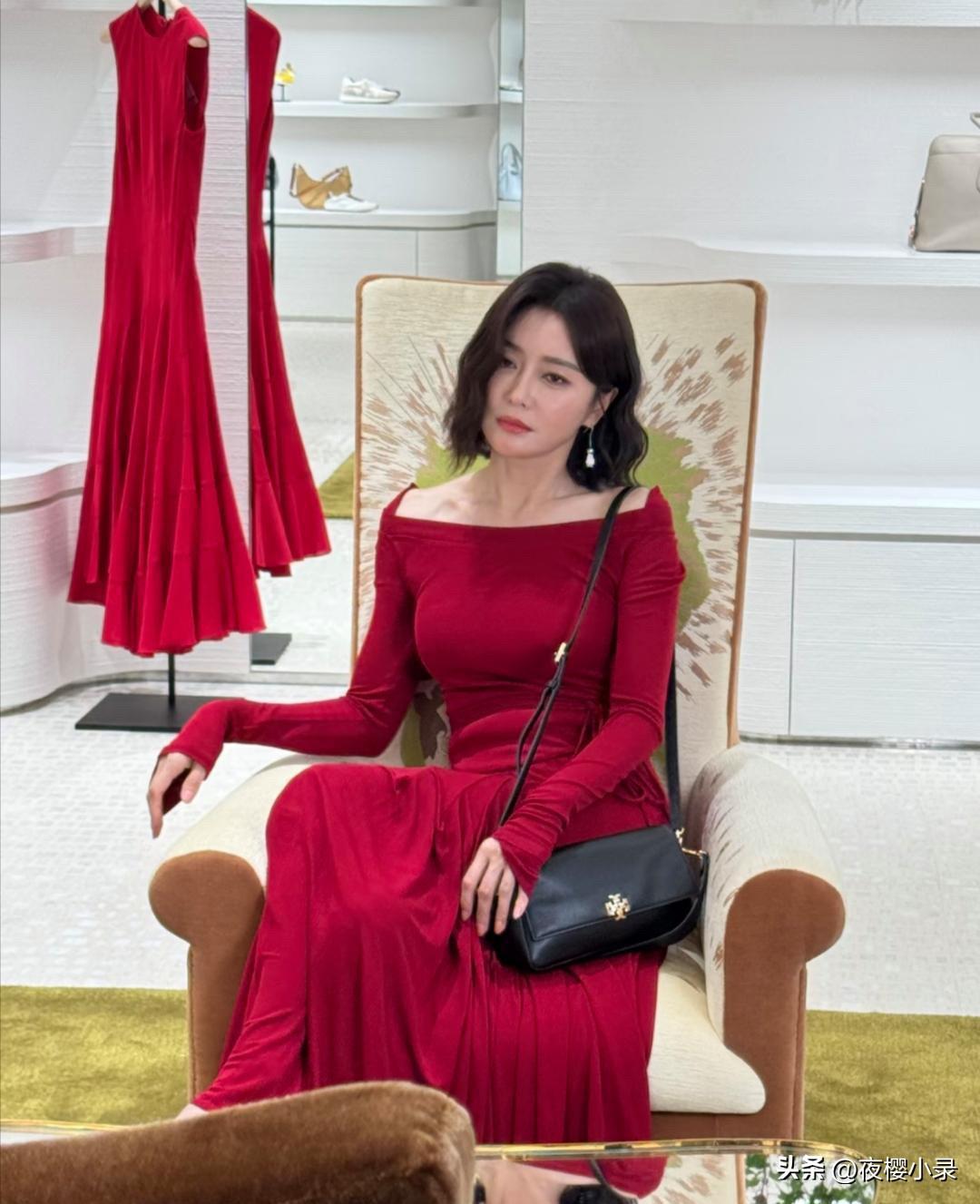 46岁秦岚现身广州太古汇一家奢侈品店，她穿着一袭酒红色长裙，留着微卷短发，身材凹