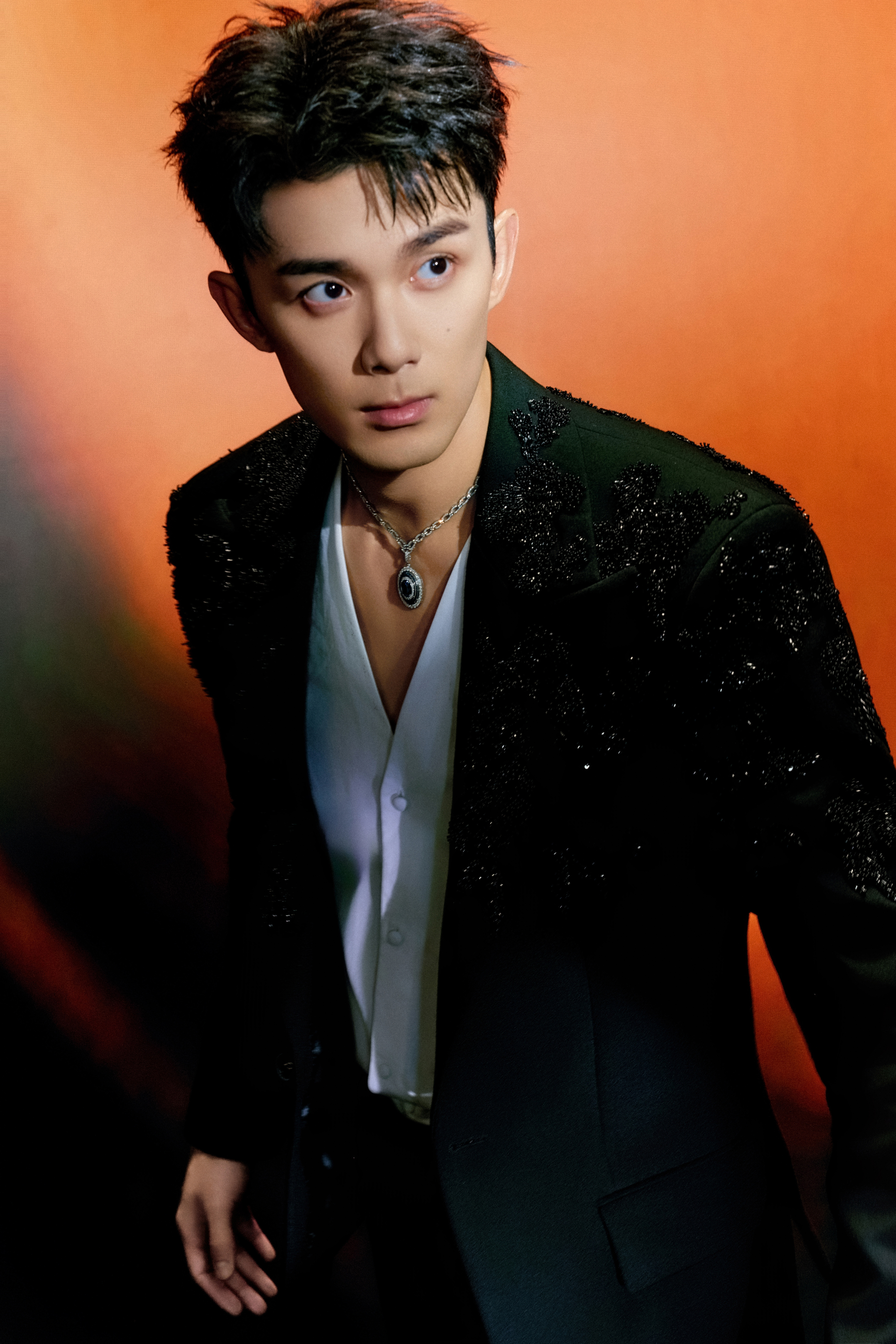 吴磊 in 第28届上海国际电影节闭幕式，代言人上身Burberry特别定制礼服