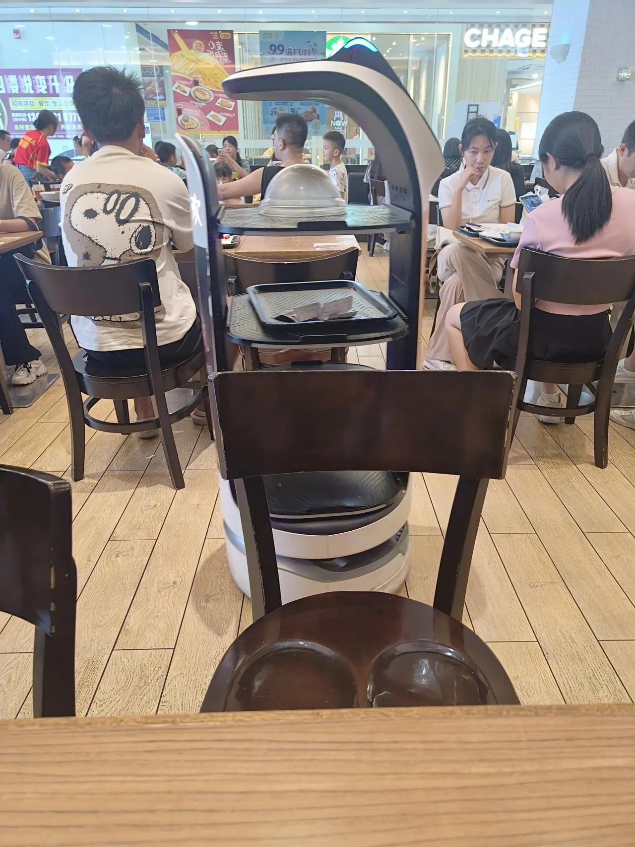大家乐又升级了
今天过来大家乐吃东西，发现多了几部无人送菜机器人。顿时觉的现在社