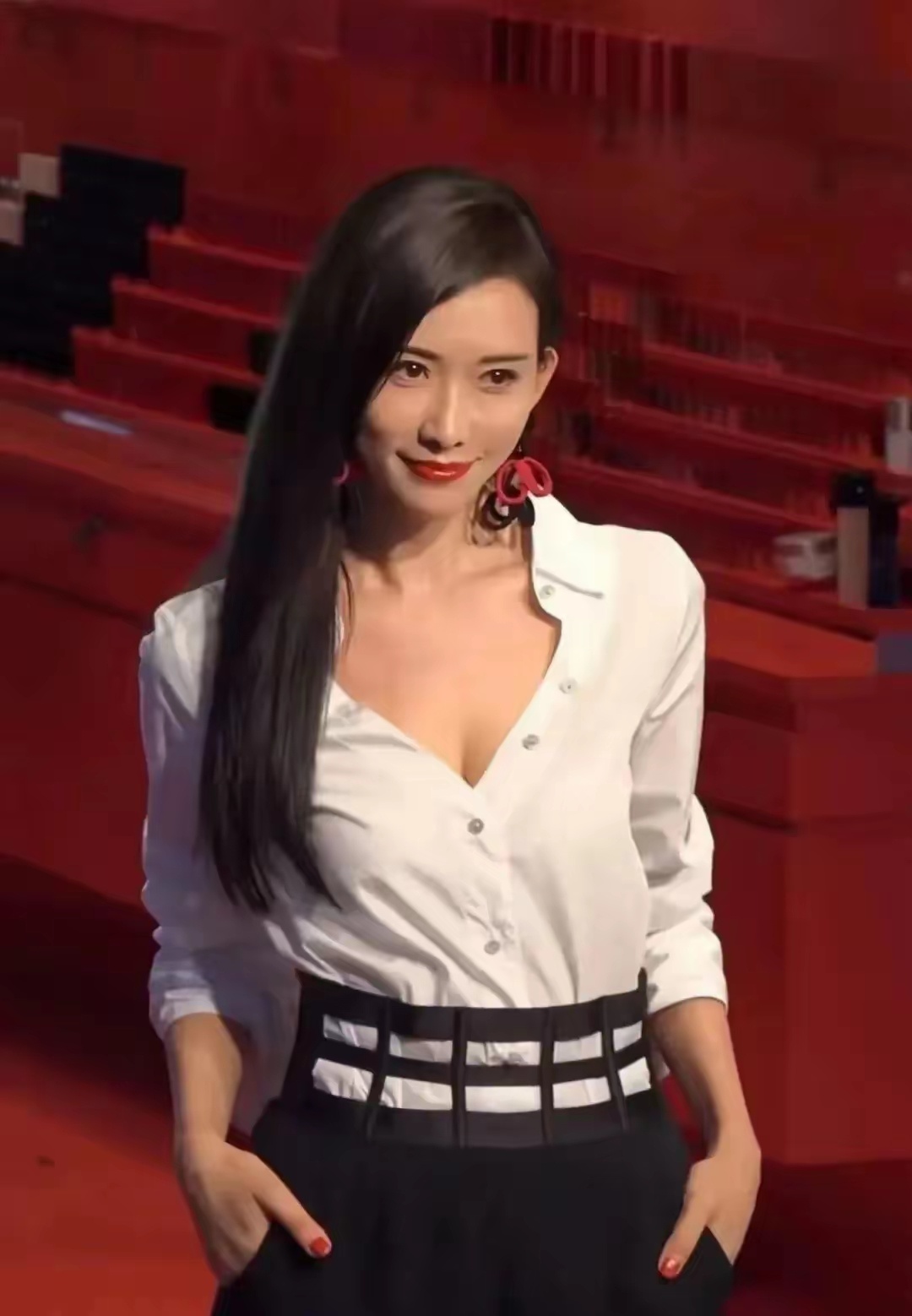 已经50岁的林志玲在日本演出真胆大，穿白衬衫只系两粒扣 
