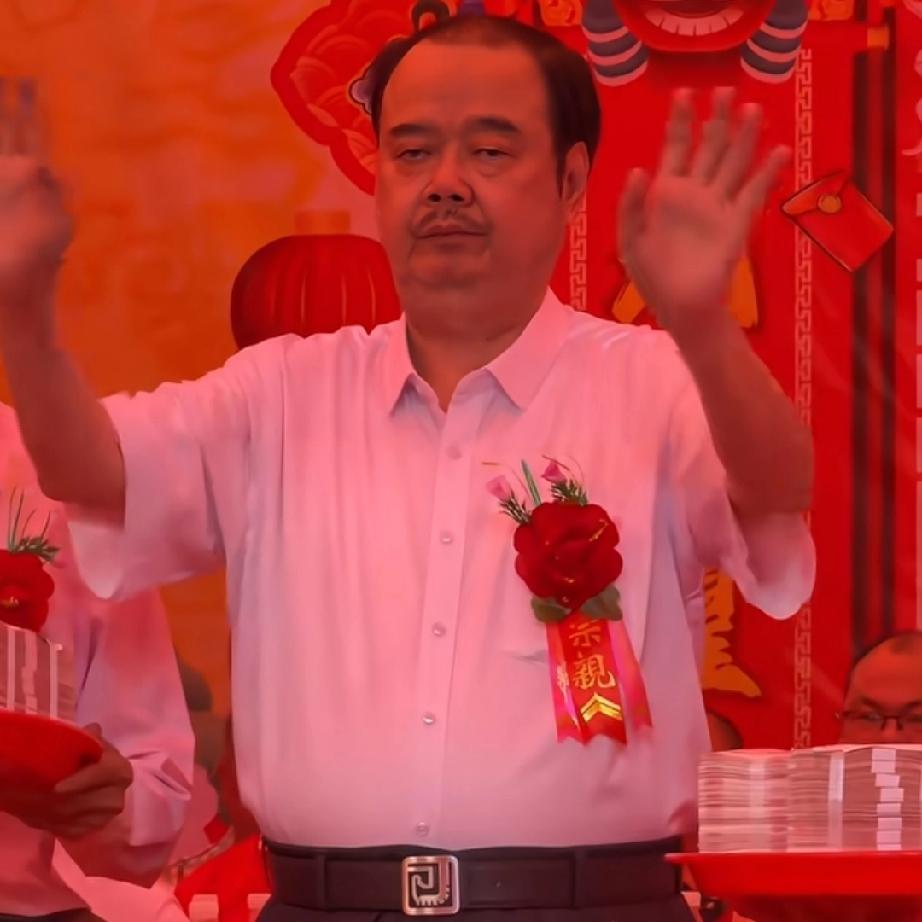 我猜到了吴镇明会奖励学子，
我也猜到了他会出钱助学，
但实在没想到他
会捐100