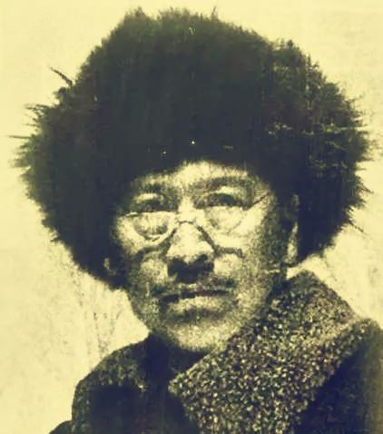 1931年东北沦陷，60岁的土财主戴凤龄为了打鬼子，变卖掉所有家产，带着全家57