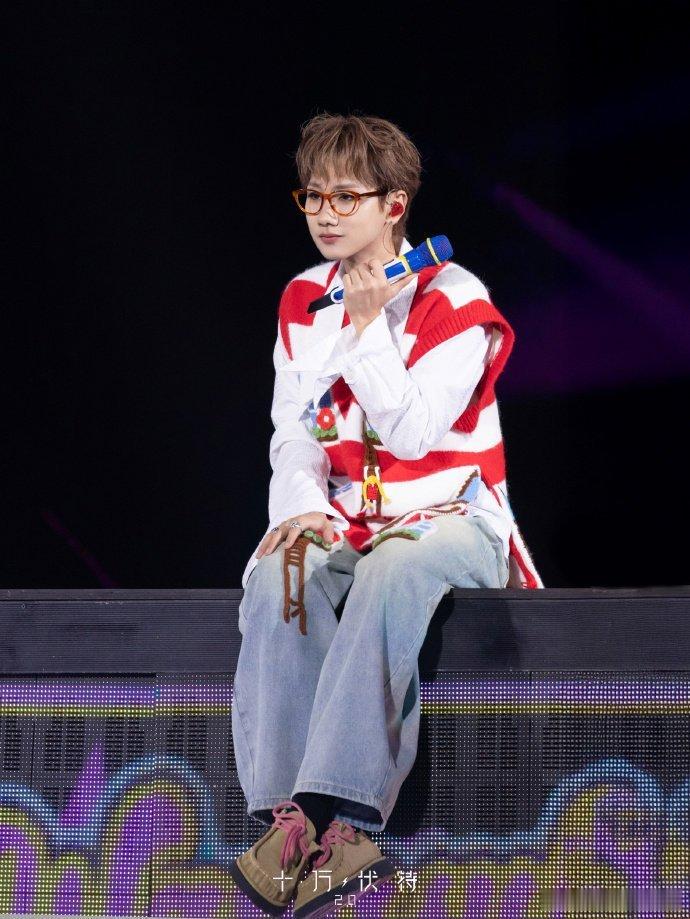 汪苏泷左转灯首唱南宁一夜，“左转灯”为谁而亮！从音综到舞台，每句歌词都击中人心。