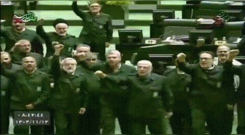 特朗普放话伊朗正和美国谈判，与之形成尖锐对立的是，伊朗议员身着戎装，振臂高呼“美