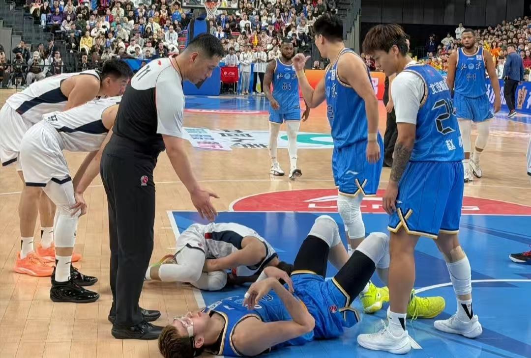 CBA京粤大战揪心一幕！徐杰遭周琦误伤脚踝，痛苦退场
 
1月1日晚，2025-