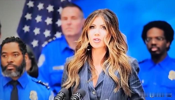 众议院民主党领袖哈基姆·杰弗里斯严厉抨击国土安全部长克里斯蒂·诺姆，称其为“卑鄙