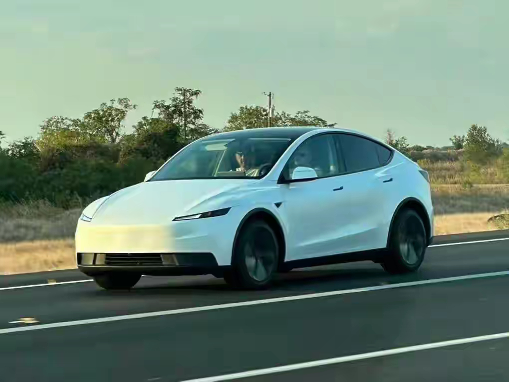 精简版ModelY售价特斯拉即将推出精简配置、低价版Model Y（E41），比