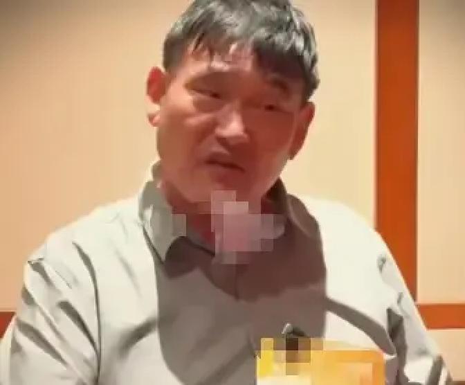 大衣哥以前居然砸过他老婆两部手机，这事听着挺狠，但仔细琢磨，这老爷们儿真是一点都