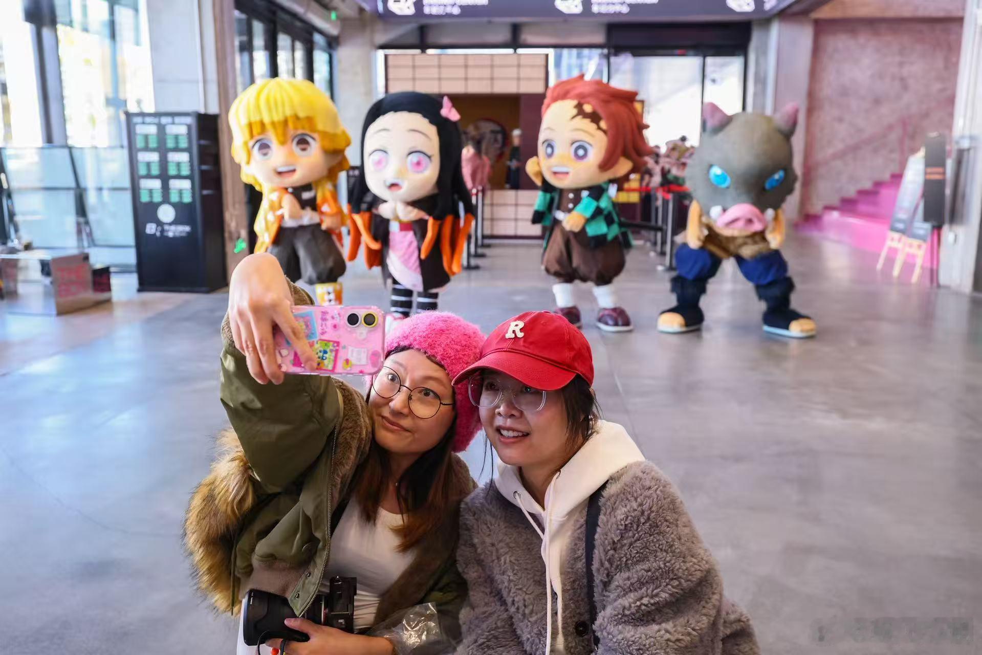 谁懂啊！没追过动画也完全不影响沉浸感😭！画面美得像每一帧都能当壁纸，打斗场面燃