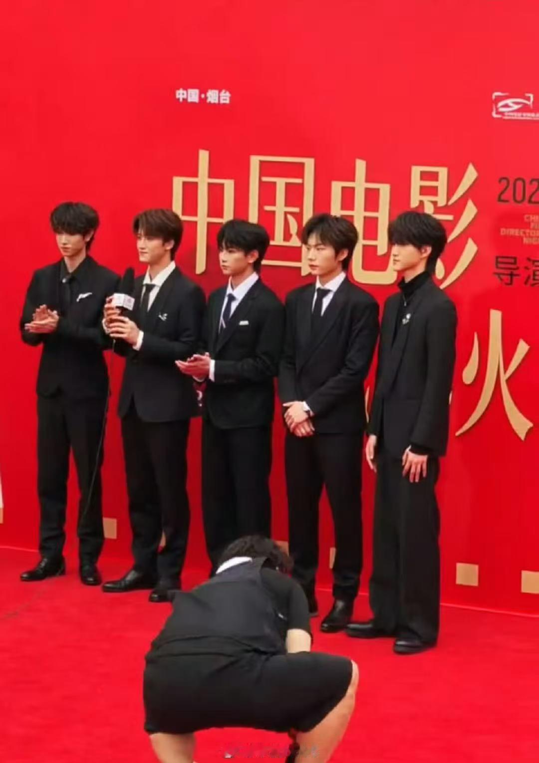邓佳鑫亮相中国电影导演之夜 黑西装小邓帅的太突出了吧！第一次的红毯亮相表现十分亮