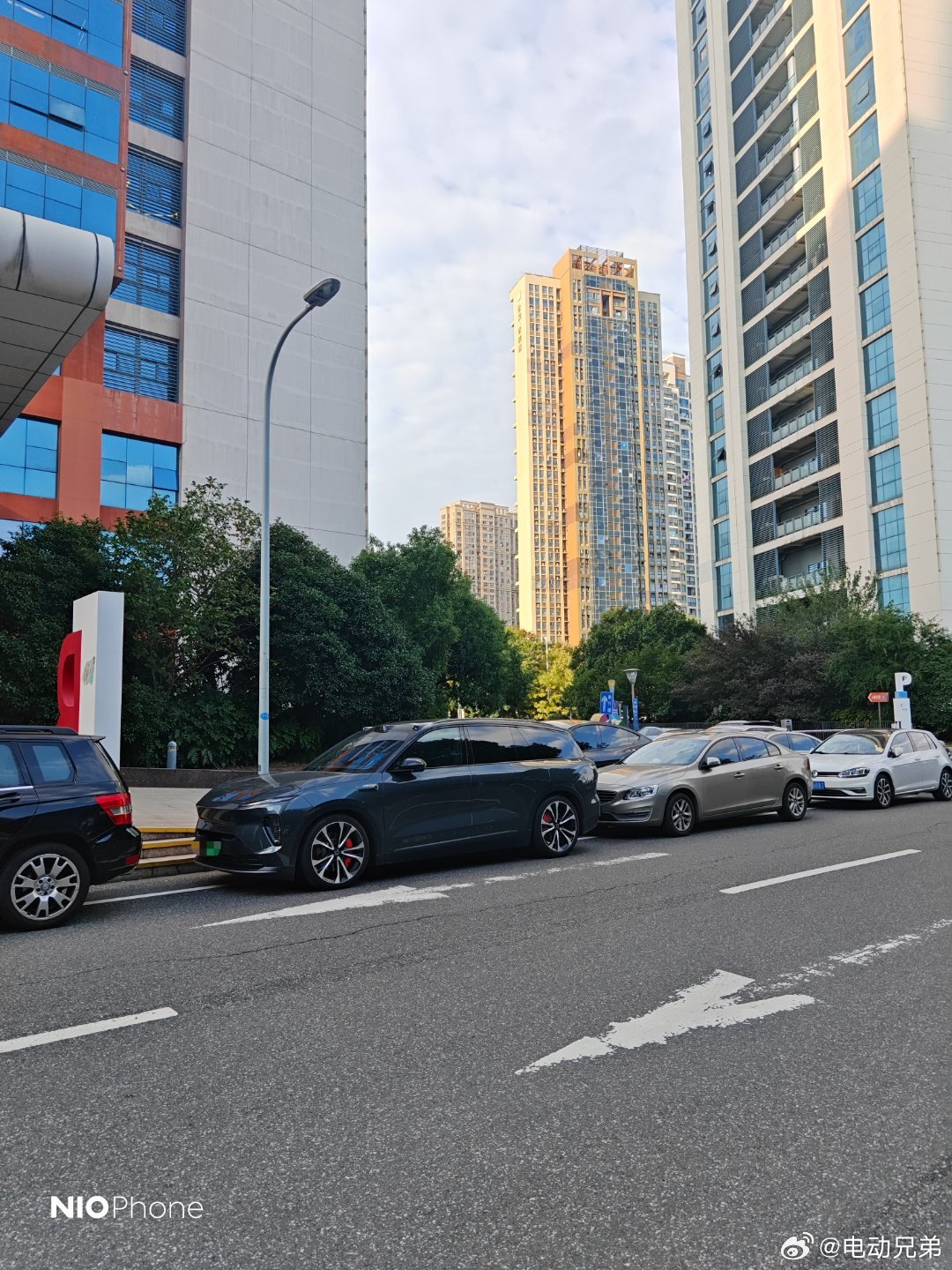 开着我的小鹏帅跑车到公司，又看到楼下有另一台帅车，忍不住咔咔几张。电动兄弟 ​​