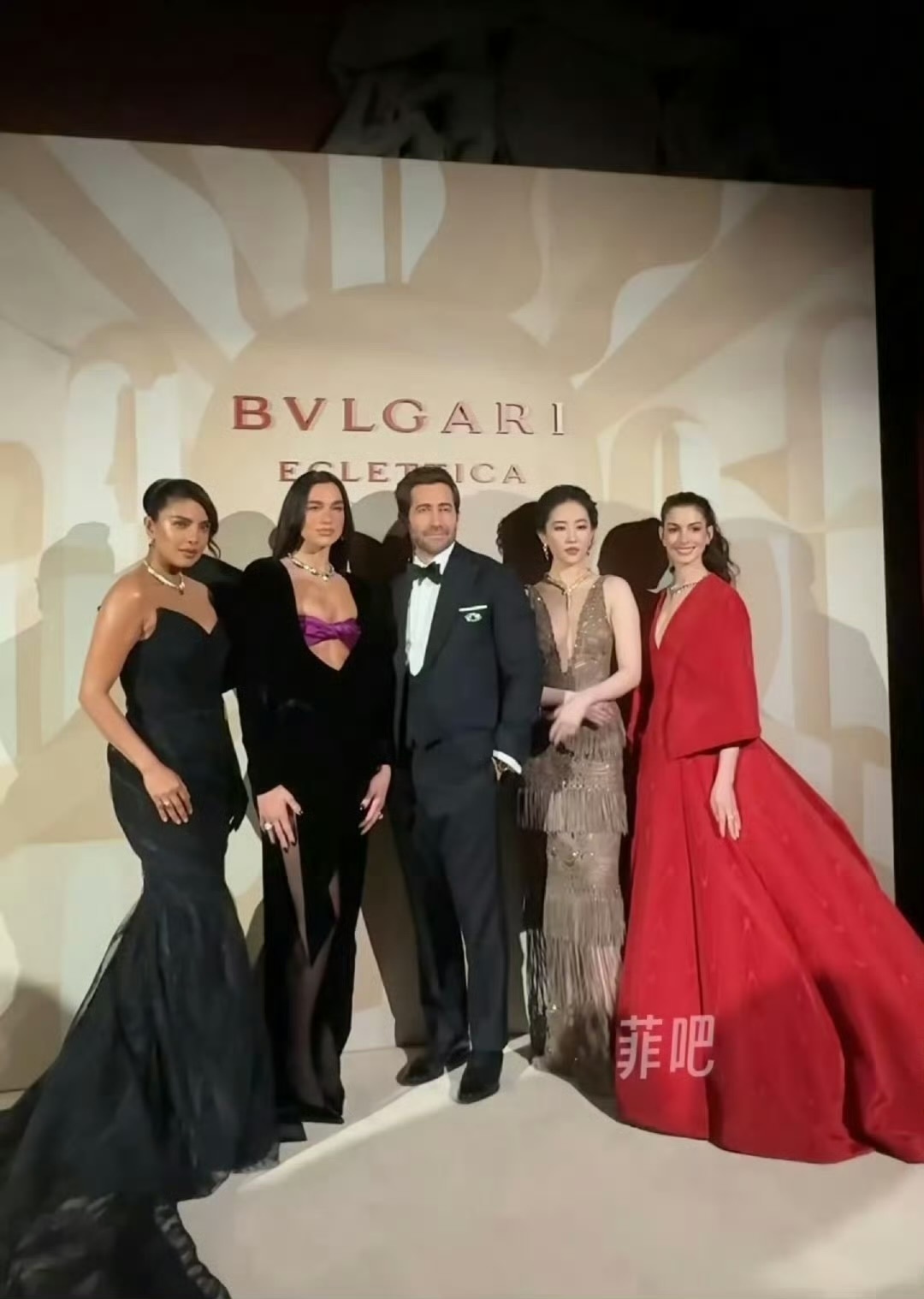 刘亦菲流苏深V这必须得承认，确实美。刘亦菲很适合盘发公主头造型，合照不仅没输，还