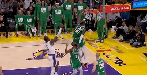 这特么还打个屁啊！别骂湖人球员了！凯尔特人球员拽网防守都出来了，裁判还不吹干扰球