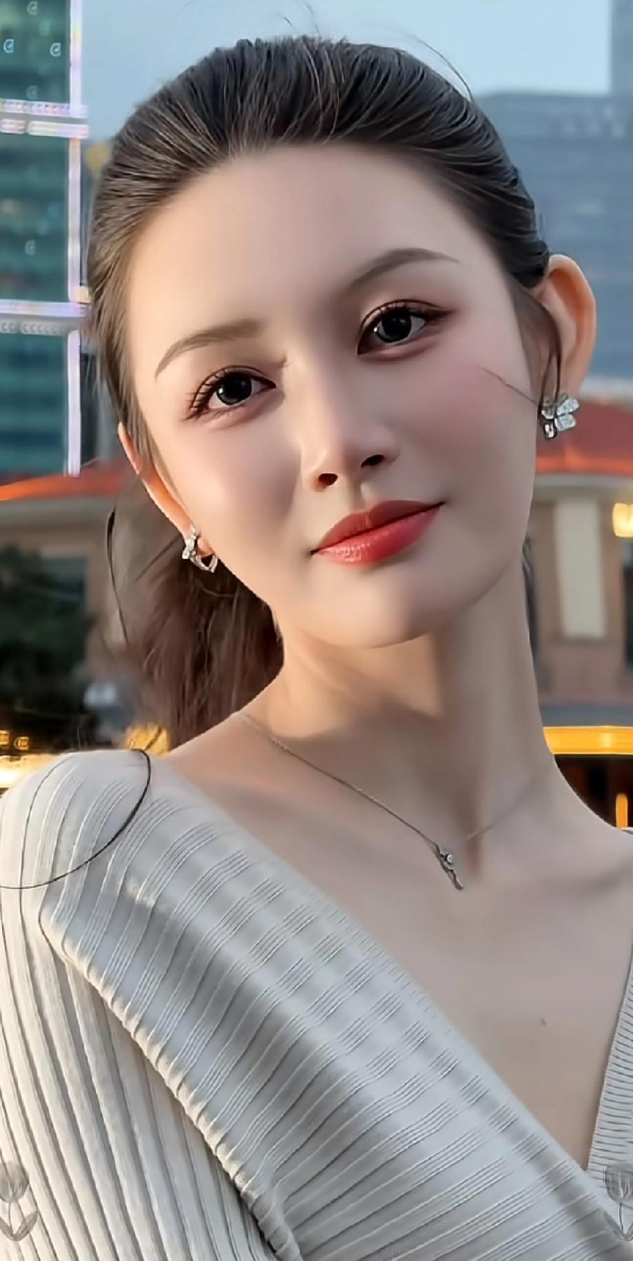 什么样的女人最令人着迷？车模群体里就有不少答案。
像刘一琳，身高175cm，是新