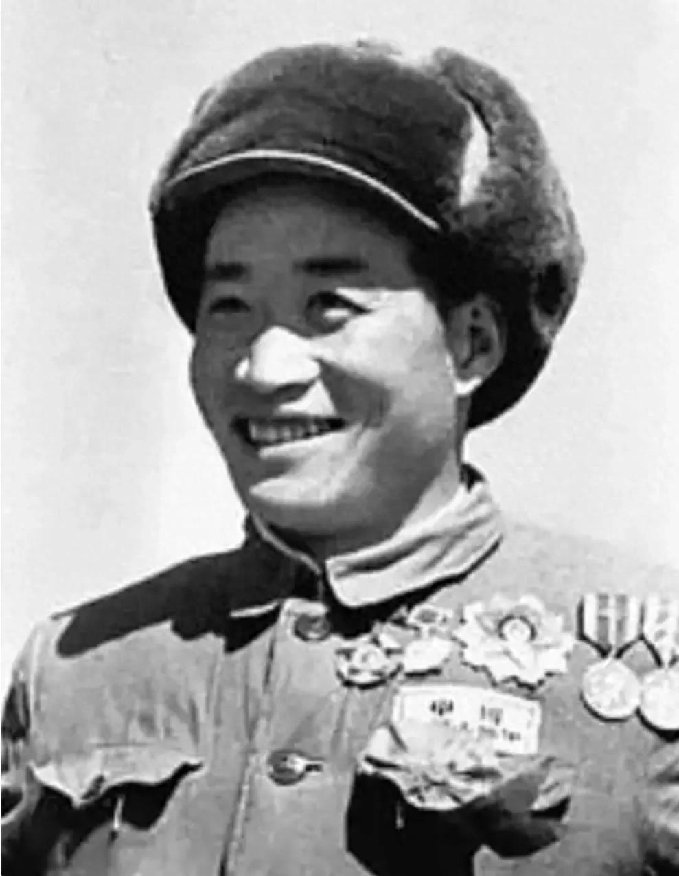 1964年，毛主席去看望抗美援朝中奇袭白虎团的英雄排长，发现对方还只是副连长，甚