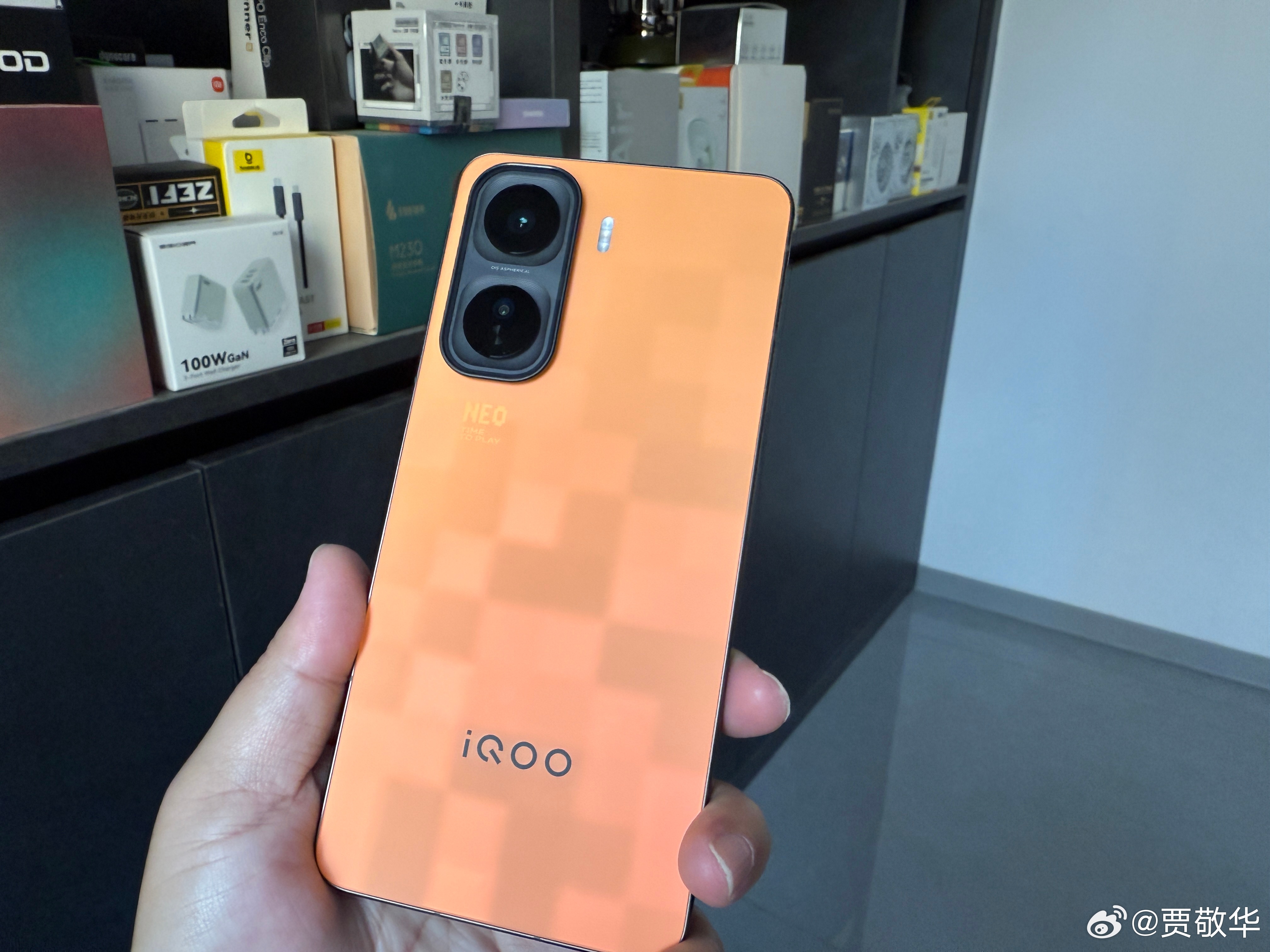 刚换了一台新手机，背板有点意思，在不同的光线下，会有不同的方格图案。各位好友，这