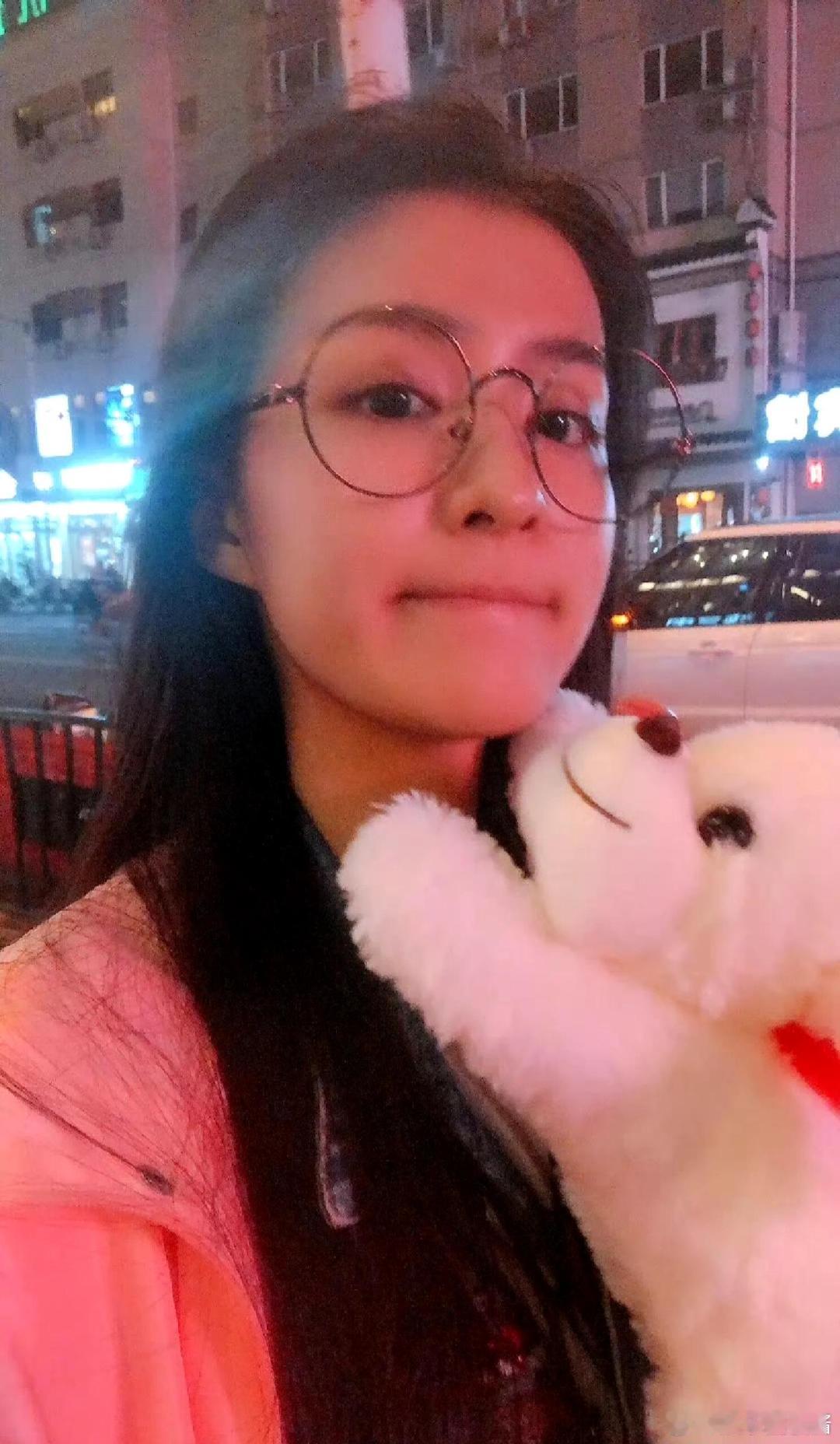 王楚然近视到在剧组抱错人了 谁懂啊！这段花絮真的笑到打鸣，没戴隐形眼镜脸盲发作，