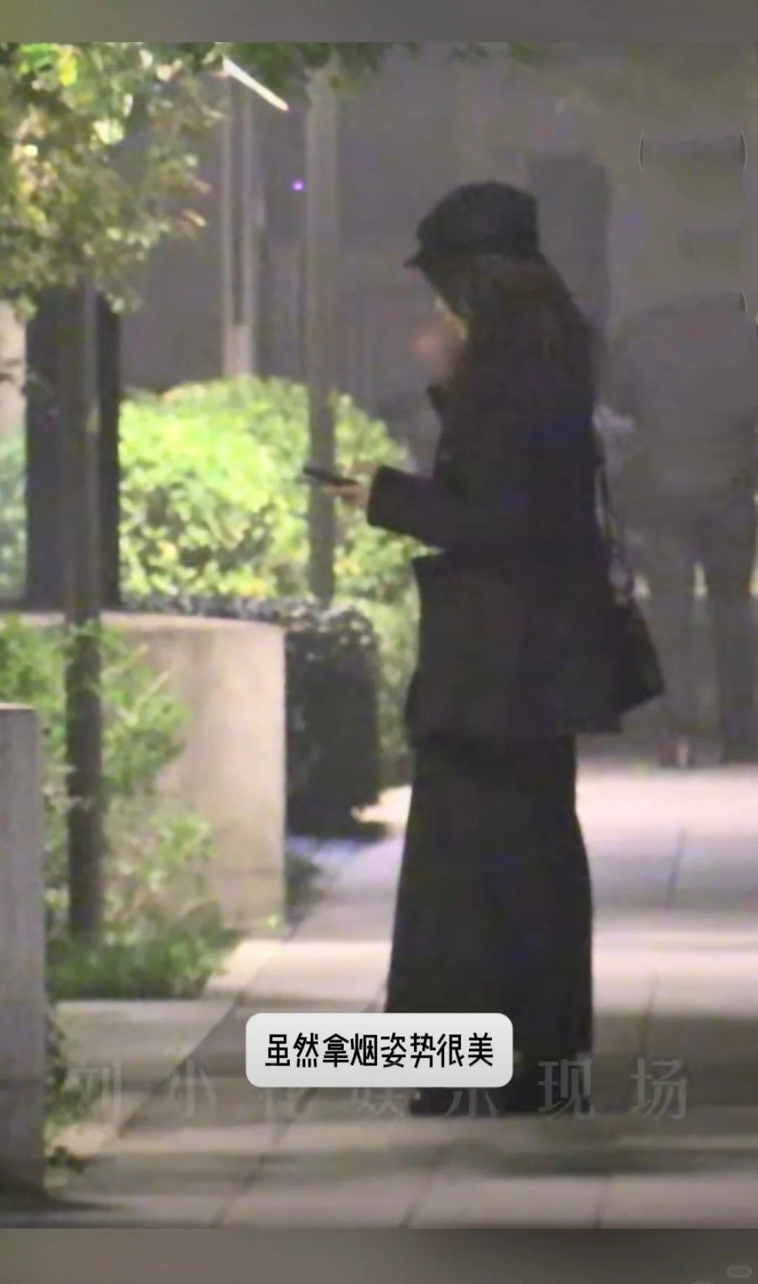 王一菲抽烟王一菲被拍到连续两次乱丢烟头。她回北京后出门丢了垃圾，就开始抽烟，抽完