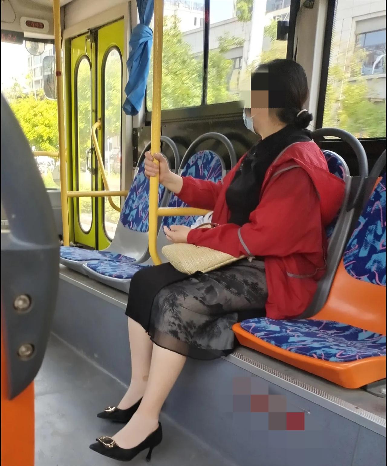 为何中国大妈对广场舞如此痴迷？昨天我和老伴上街，碰到一位72岁属羊的大妈（图一）