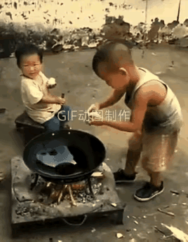 农民的孩子早当家！
3岁的孩子就能用柴火生火，做鸡蛋炒西红柿，替父母照顾弟弟，让