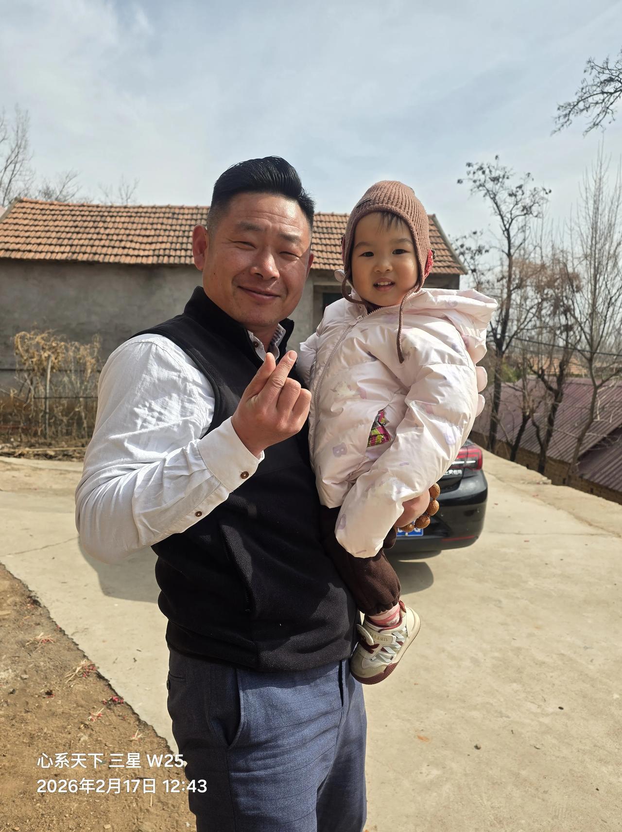 今天与玉峰家侄女合影留念。[心][玫瑰][玫瑰][玫瑰]
教育，是一棵树摇动一棵