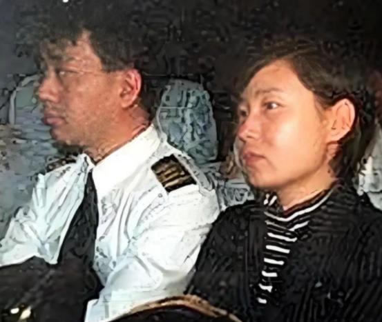 1998年，国航机长袁斌只因为不满分房制度，携带着妻子，驾驶载有95名乘客的飞机