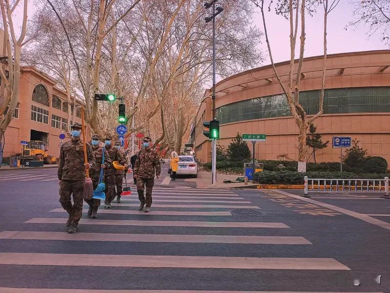 人民子弟兵，那是真正的国之脊梁！他们肩扛着国家每一寸土地的安全，守护着十几亿人民