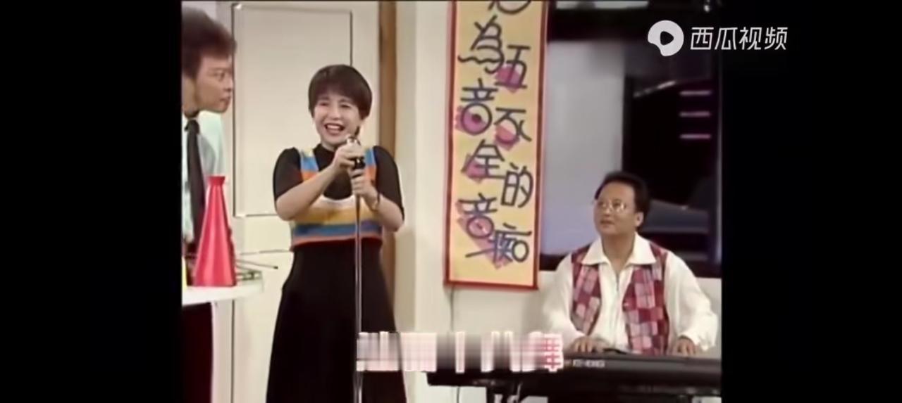 这个女歌手叫什么？
声音非常好！