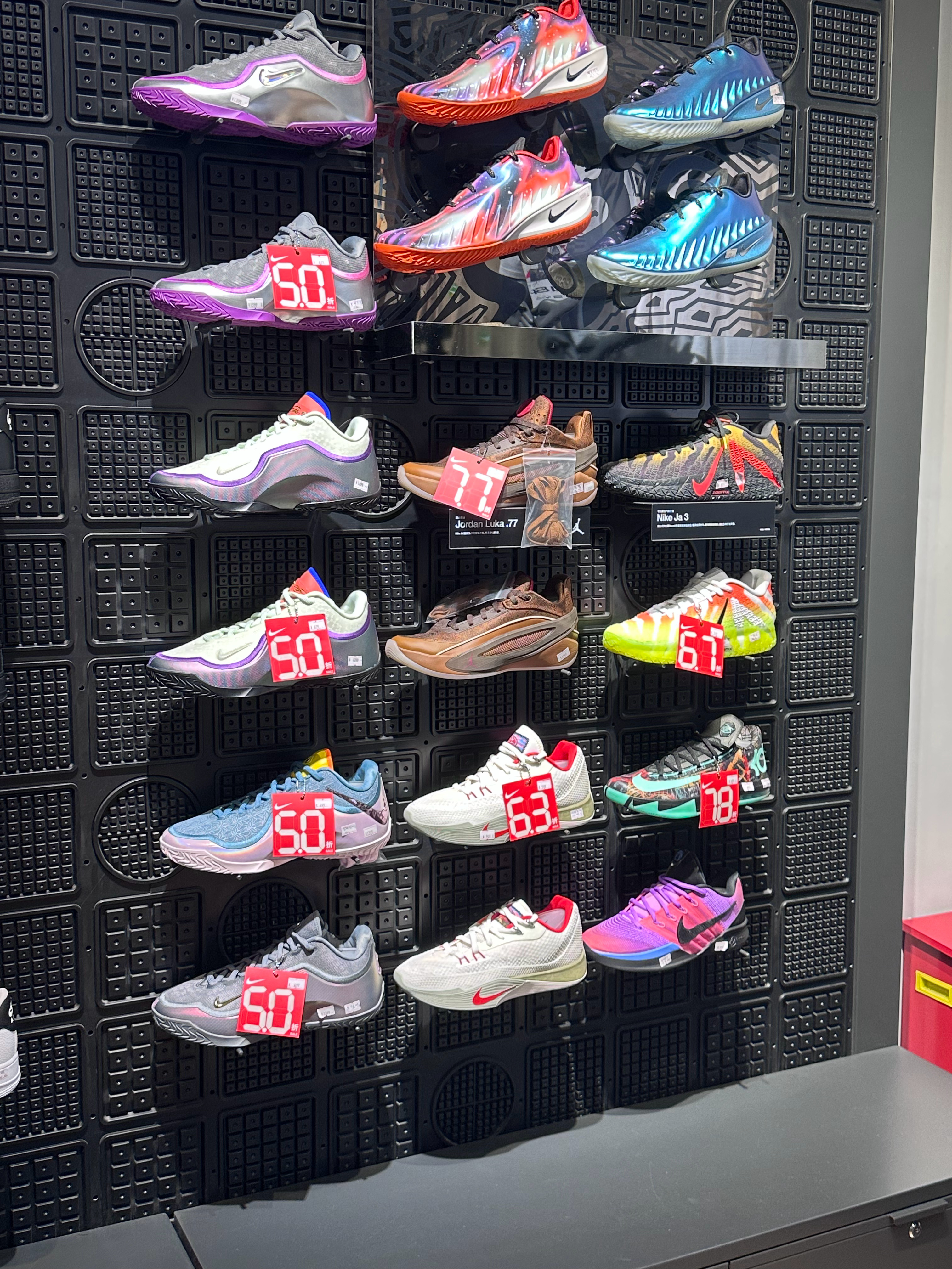 不是折扣店 日照耐克专卖店内 Lebron 23 5折出售凹凸探店鞋控的日常 日